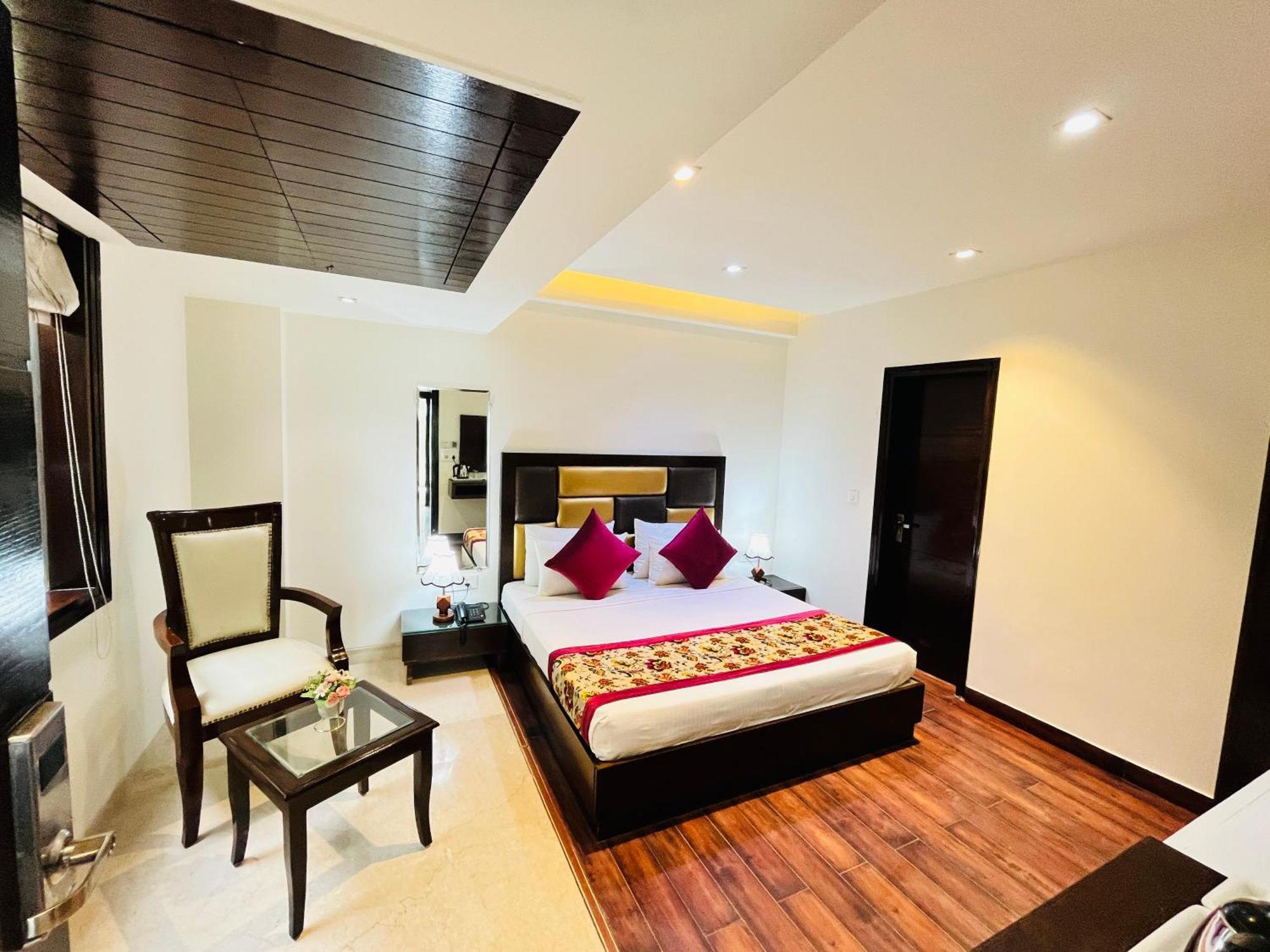 Hotel Aura Ip Grand Karkardooma Metro Station New Delhi Couple Friendly Екстер'єр фото