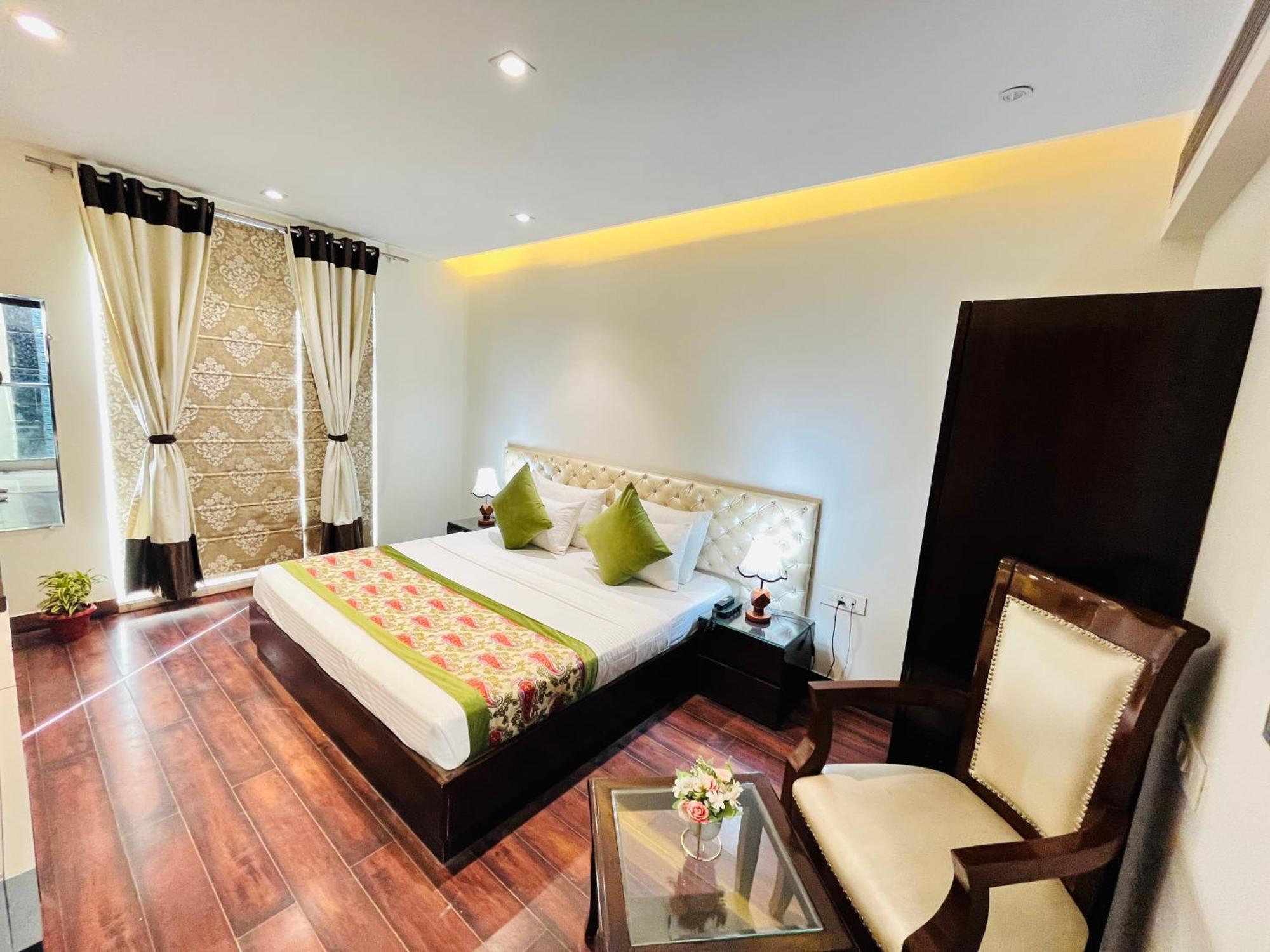 Hotel Aura Ip Grand Karkardooma Metro Station New Delhi Couple Friendly Екстер'єр фото