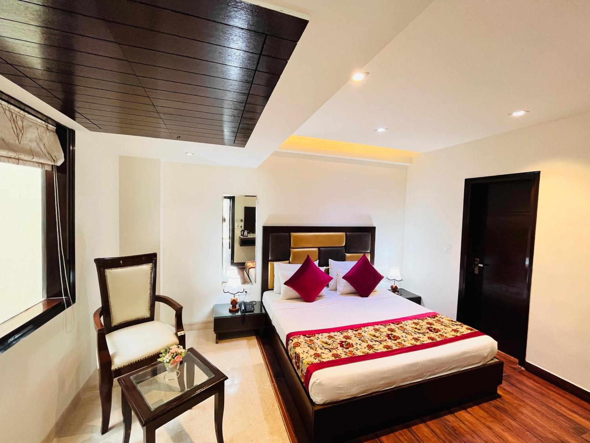 Hotel Aura Ip Grand Karkardooma Metro Station New Delhi Couple Friendly Екстер'єр фото