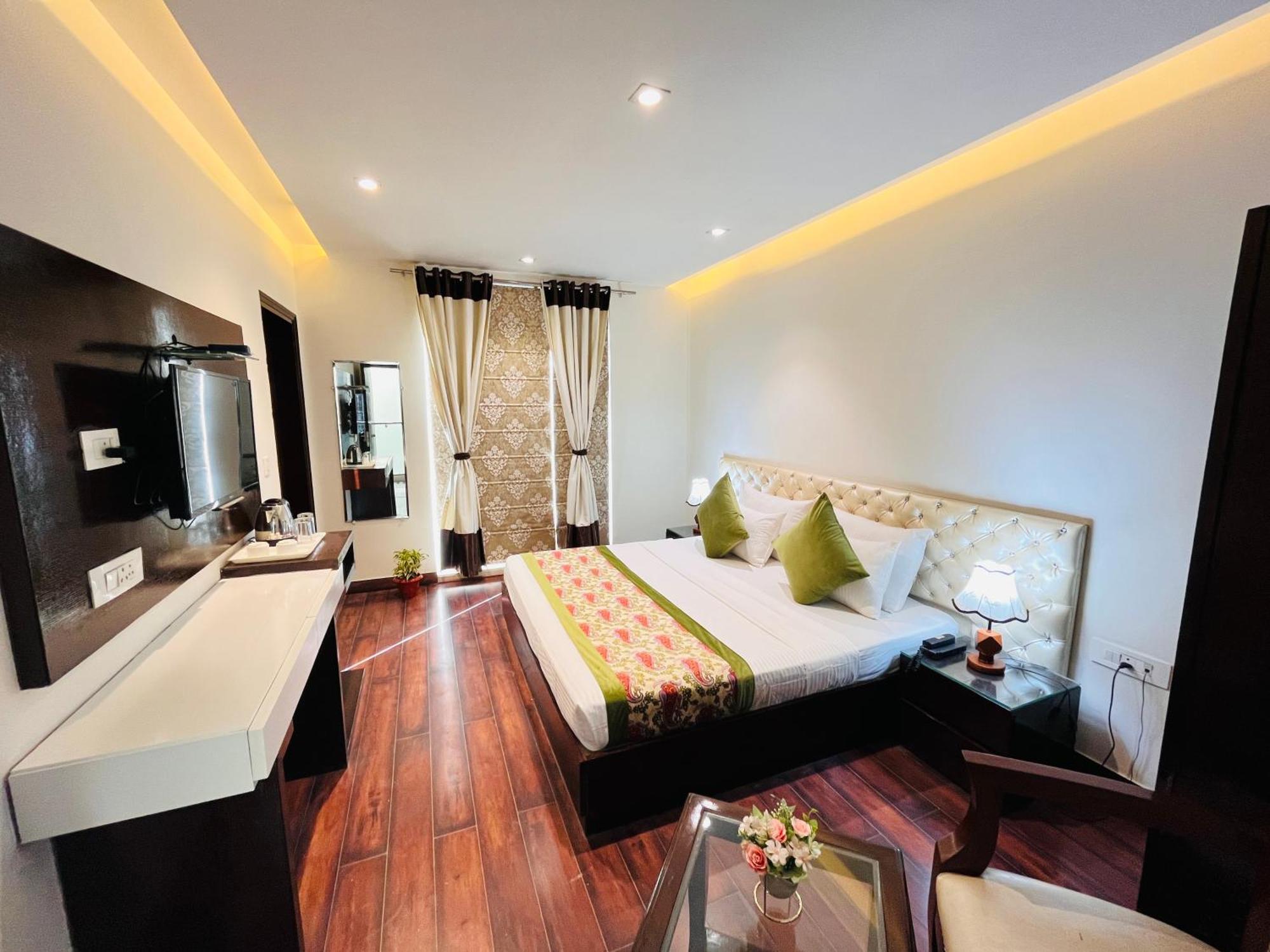 Hotel Aura Ip Grand Karkardooma Metro Station New Delhi Couple Friendly Екстер'єр фото