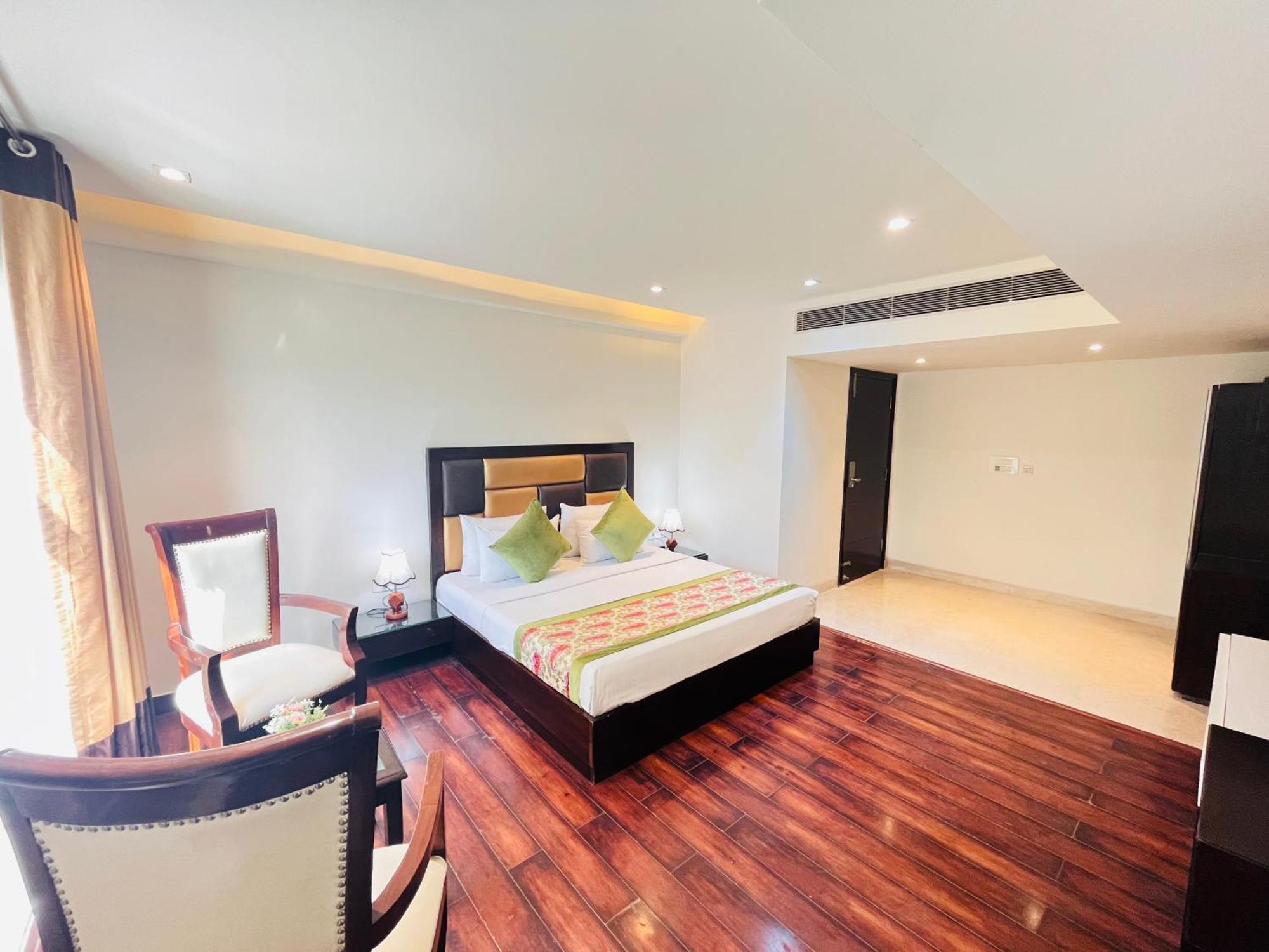 Hotel Aura Ip Grand Karkardooma Metro Station New Delhi Couple Friendly Екстер'єр фото