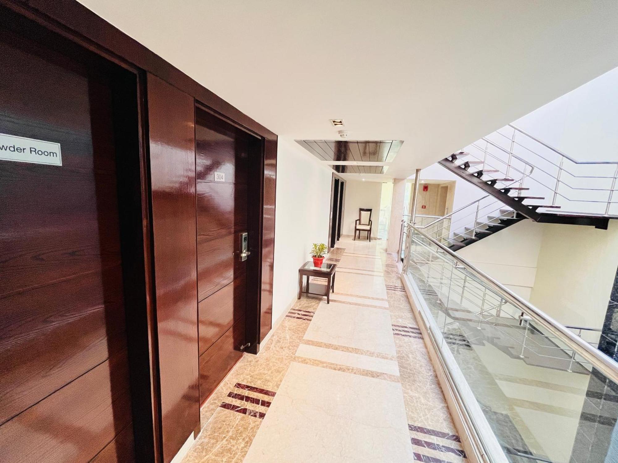 Hotel Aura Ip Grand Karkardooma Metro Station New Delhi Couple Friendly Екстер'єр фото